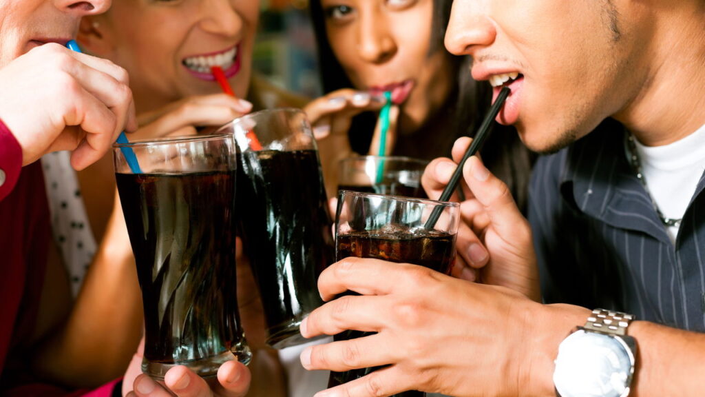 O consumo diário de refrigerante pode acelerar o envelhecimento, segundo nutricionistas