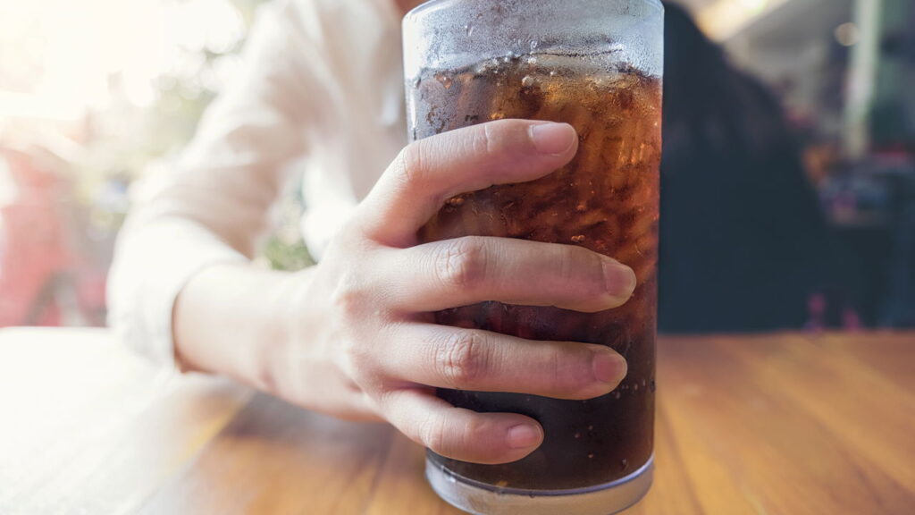 O consumo diário de refrigerante pode acelerar o envelhecimento, segundo nutricionistas