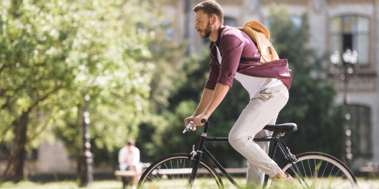 O sinal vermelho também vale pra bicicleta e quase ninguém obedece