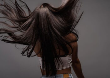 O truque mais eficaz para deixar o cabelo brilhoso sem gastar muito