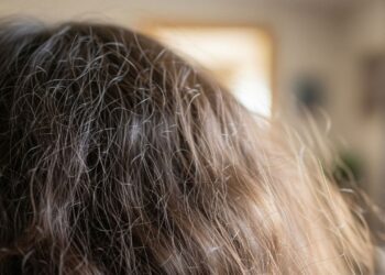 Nem protetor térmico, nem óleo caro: como evitar frizz com truque caseiro