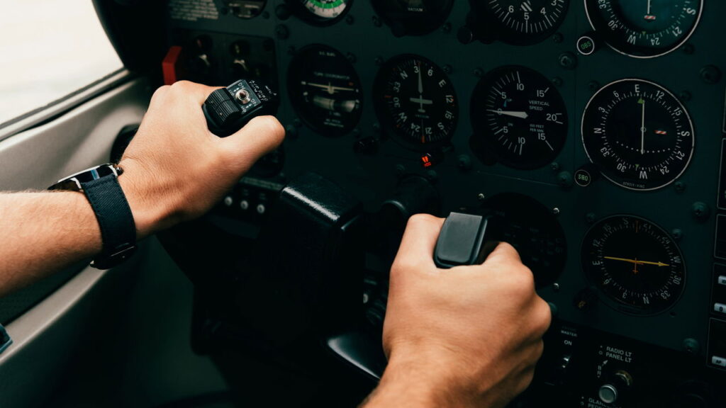 O que significa quando a luz do avião pisca várias vezes antes da decolagem?