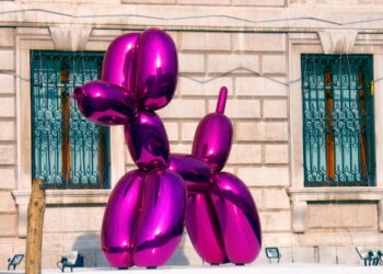 Amigurumi de cachorro de balão em crochê conquista com criatividade e design moderno