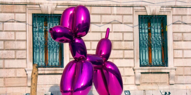 Amigurumi de cachorro de balão em crochê conquista com criatividade e design moderno