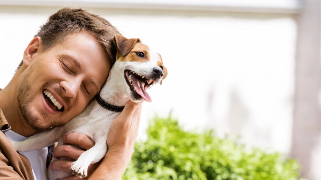 O que significa falar com animais de estimação como se fossem humanos, segundo a psicologia