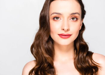 Truque com meia para cachos definidos sem danificar o cabelo