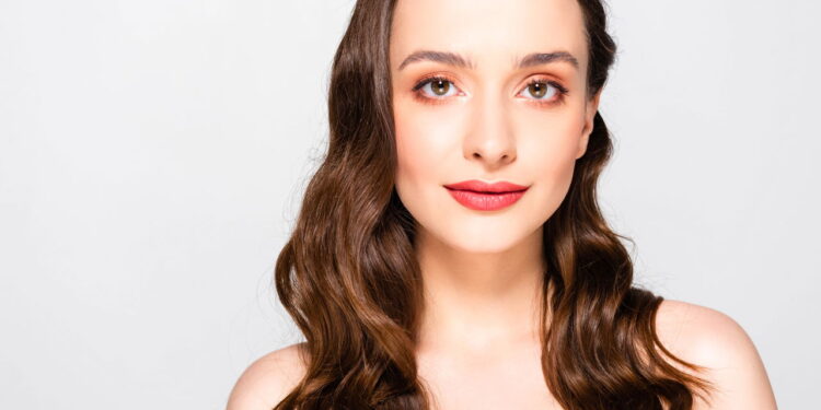 Truque com meia para cachos definidos sem danificar o cabelo