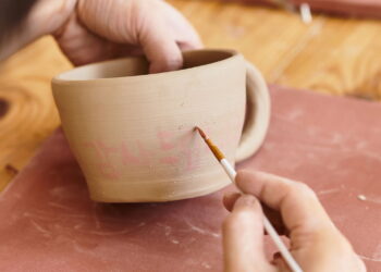 Canecas de cerâmica viram tendência na decoração da casa