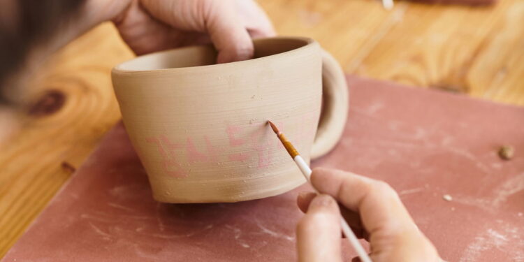 Canecas de cerâmica viram tendência na decoração da casa