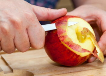 Conheça as propriedades curativas da casca de maçã e seus benefícios para a saúde