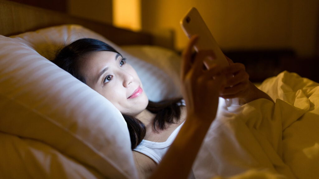 Tela à noite acelera envelhecimento da pele, segundo dermatologistas