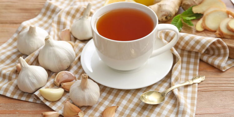 Mito ou verdade: chá de alho realmente cura o resfriado?