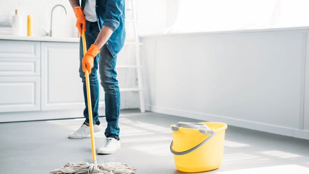 Nem cloro, nem removedor: esse produto barato dá brilho instantâneo ao piso