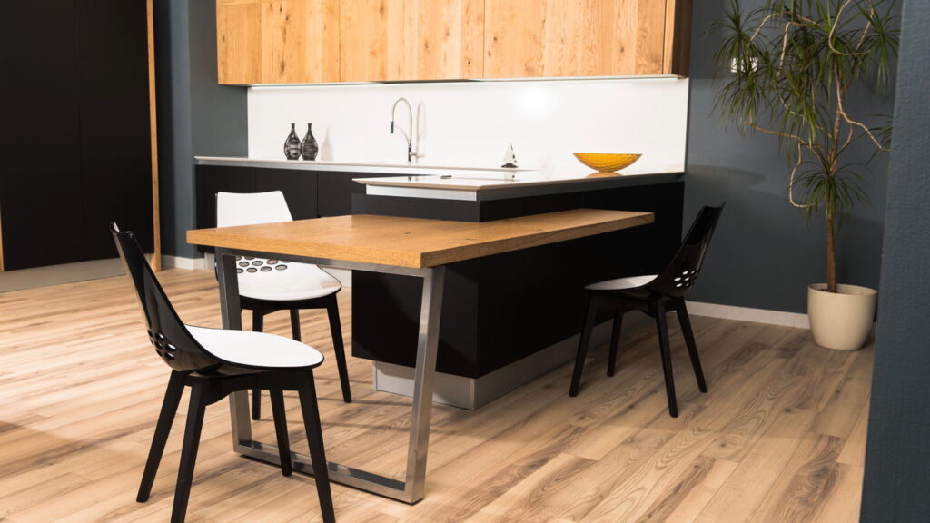 Nem pano de chão, nem mop: o acessório barato que deixa o piso brilhando