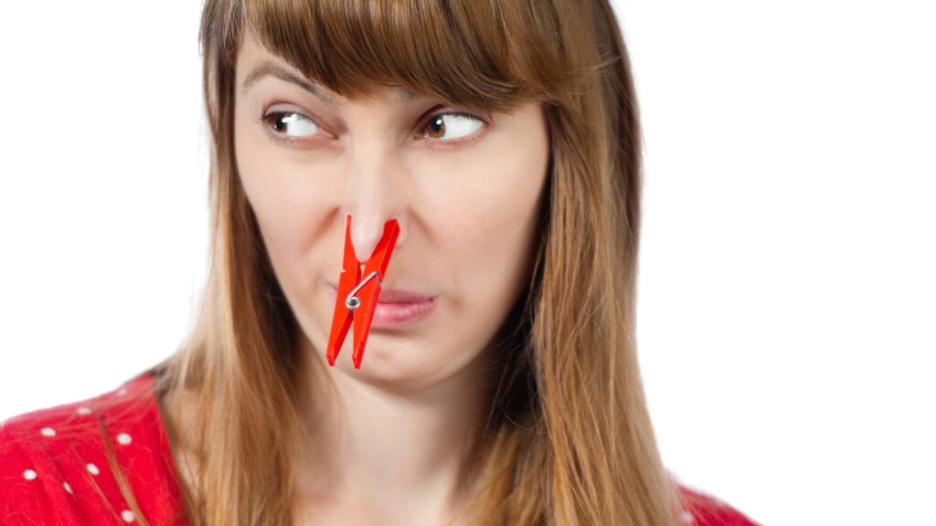 Nem desinfetante, nem álcool: o truque para eliminar o mau cheiro do ralo