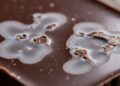 O que significa a mancha branca que aparece no chocolate