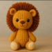 Este leãozinho de crochê é feito à mão e vira presente personalizado único