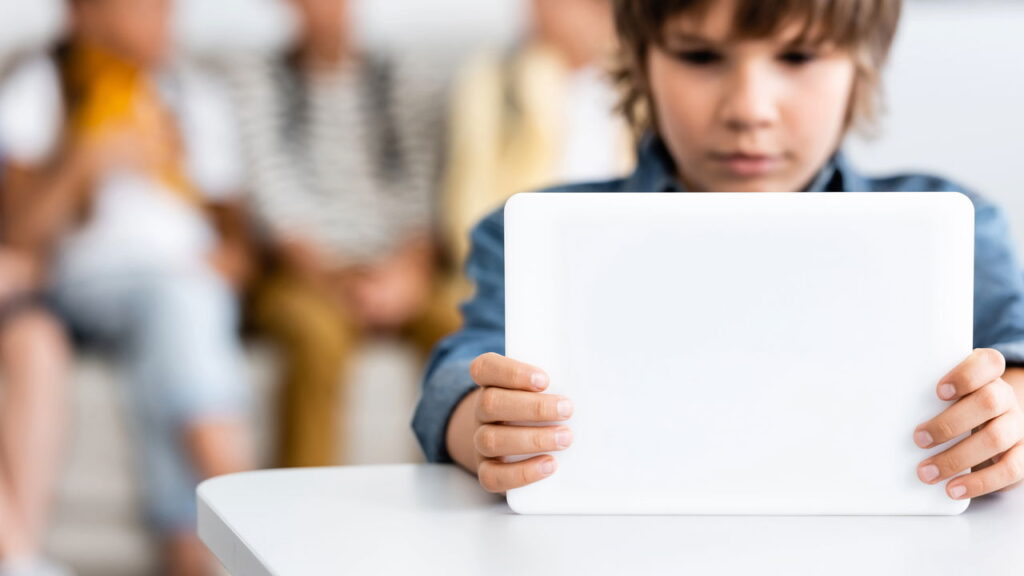 Cobrança exagerada colabora para adultização precoce, segundo psicólogos