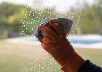 Nem limpa-vidro, nem álcool: truque caseiro para vidros sem manchas