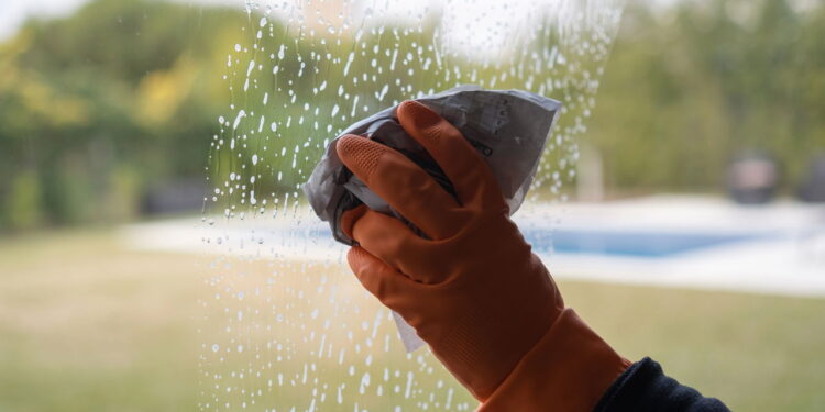 Nem limpa-vidro, nem álcool: truque caseiro para vidros sem manchas