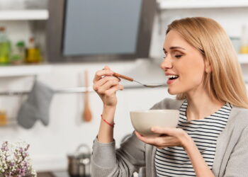 O que significa comer com colher segundo a psicologia