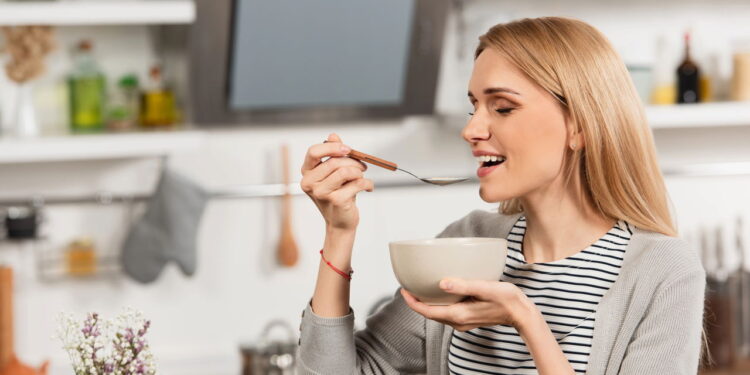 O que significa comer com colher segundo a psicologia