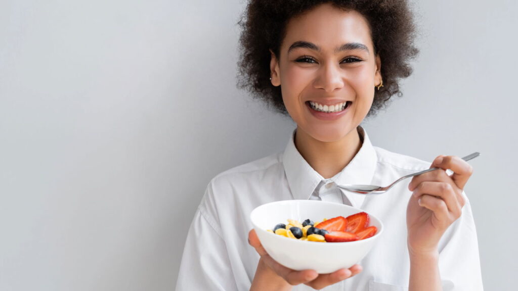 O que significa comer com colher segundo a psicologia