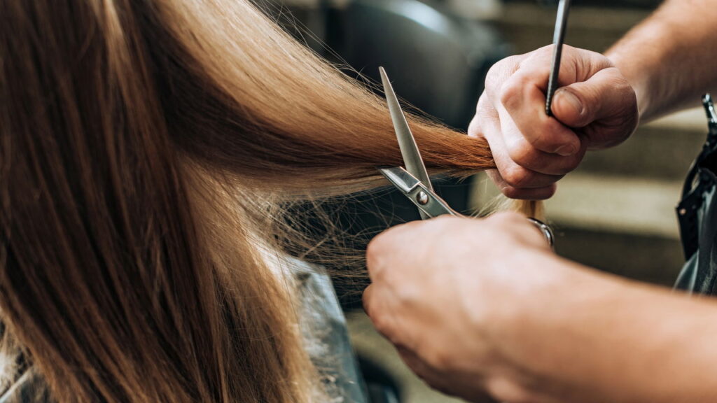 Cortes de cabelo que disfarçam os fios brancos e rejuvenescem o visual