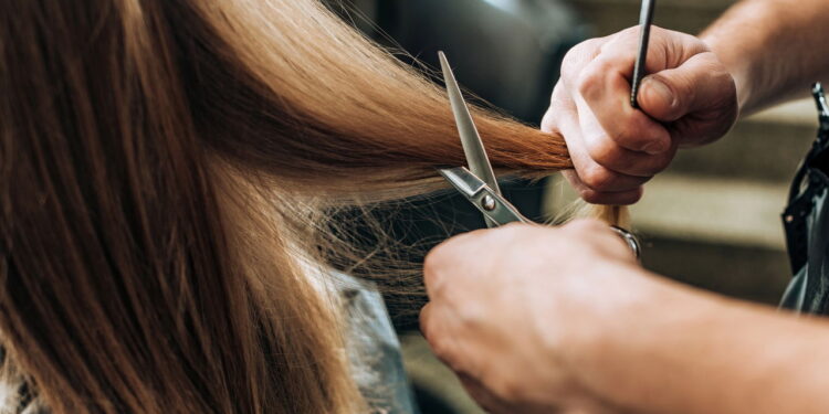 Cortes de cabelo que disfarçam os fios brancos e rejuvenescem o visual