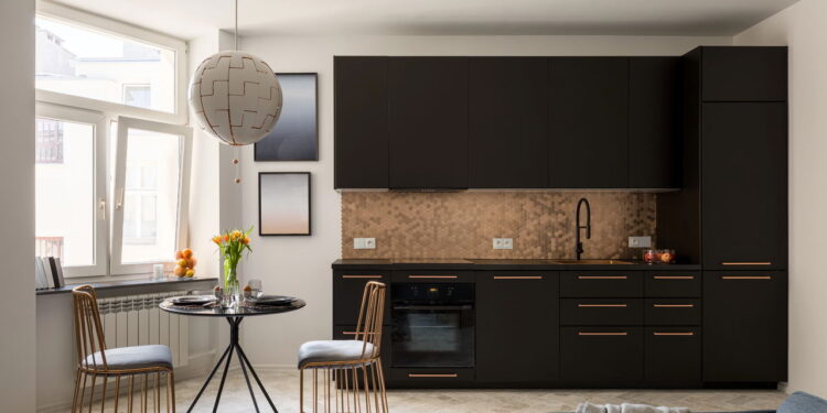 Transforme sua cozinha pequena em um espaço elegante e funcional