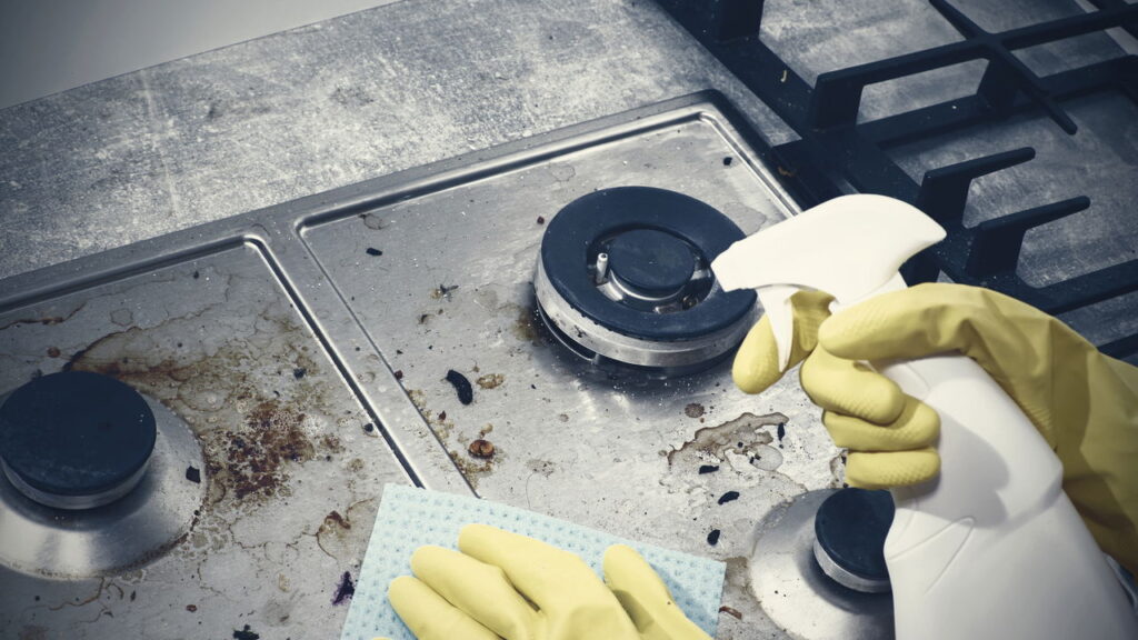 Nem vinagre nem detergente: o truque simples para limpar o fogão