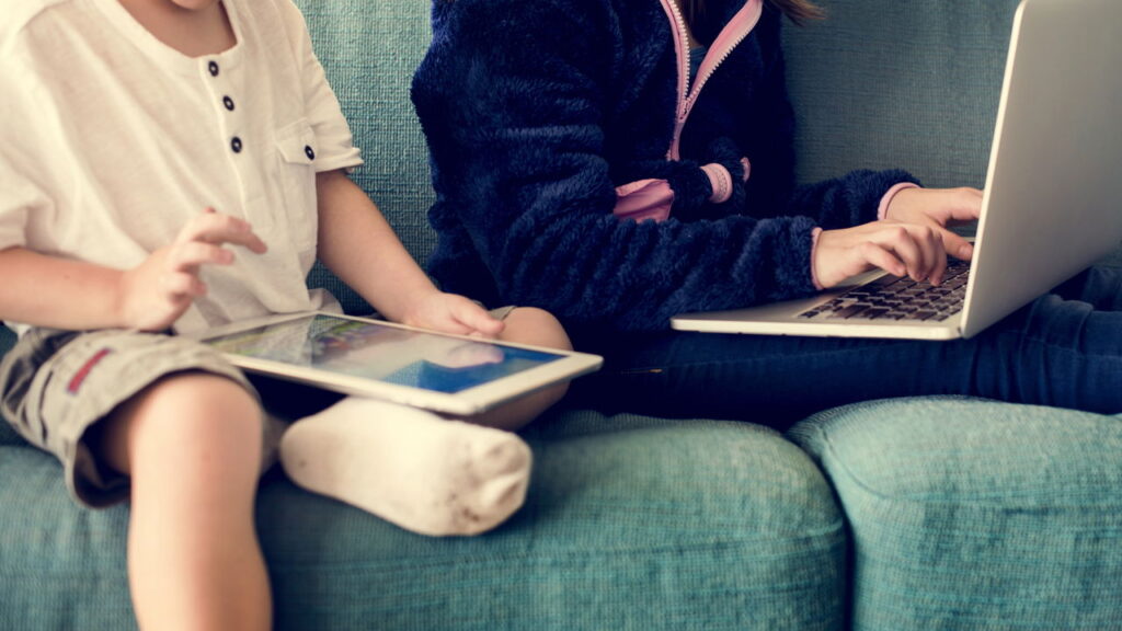 Como a exposição na internet afeta crianças, segundo psicólogos
