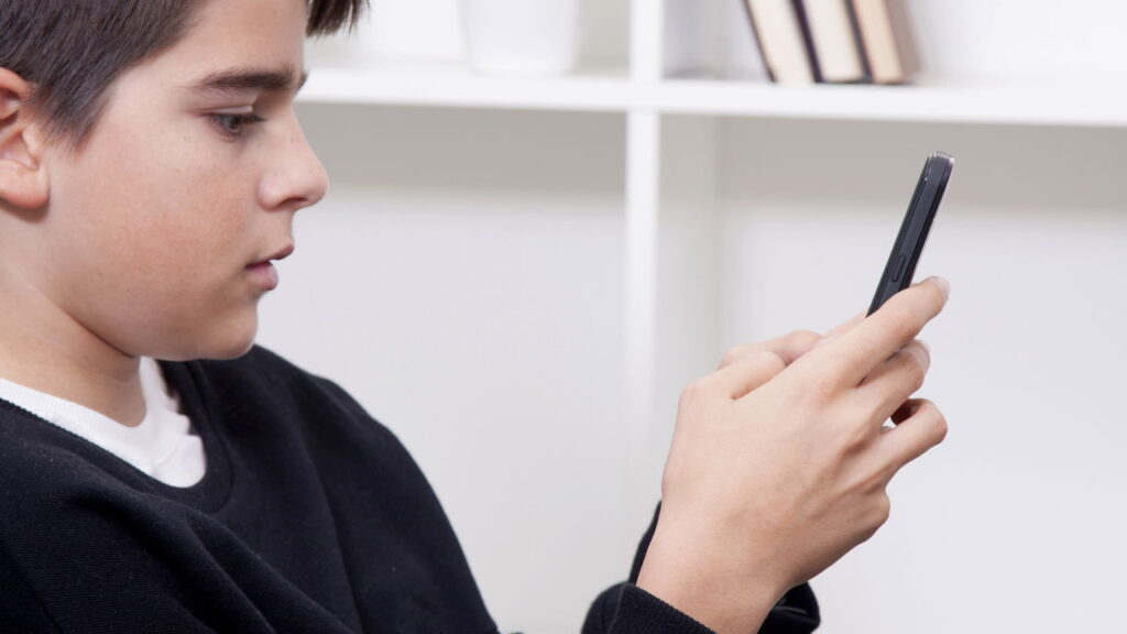 O uso excessivo de telas pode afetar o sono das crianças, segundo especialistas