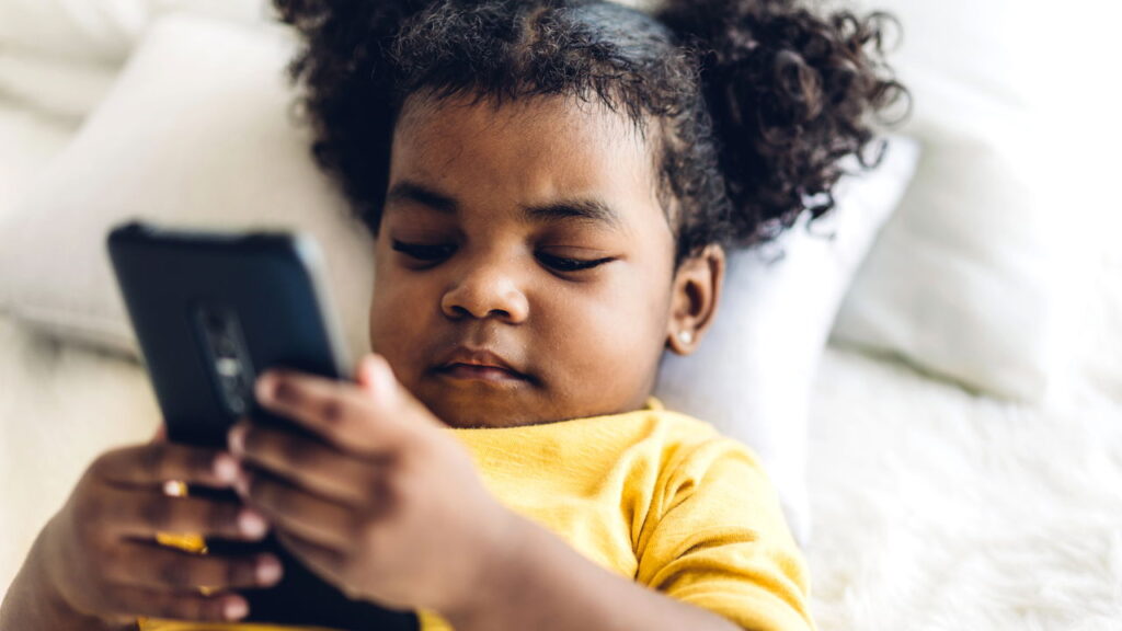 O uso excessivo de telas pode afetar o sono das crianças, segundo especialistas