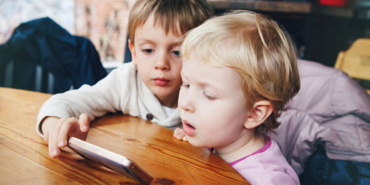 Celular na infância pode afetar a saúde, segundo especialistas em comportamento