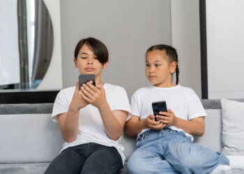 O uso excessivo de telas pode afetar o sono das crianças, segundo especialistas