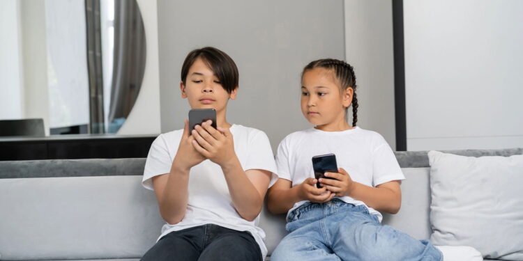 O uso excessivo de telas pode afetar o sono das crianças, segundo especialistas