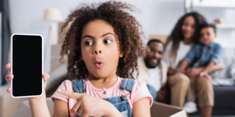 Crianças muito conectadas podem ter mais dificuldade de socialização, segundo especialistas