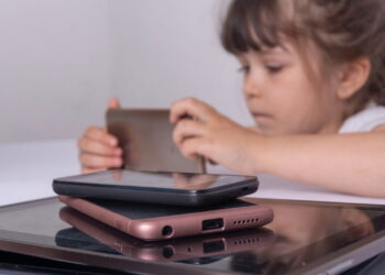 O detalhe escondido que revela a importância de olhar o celular dos filhos