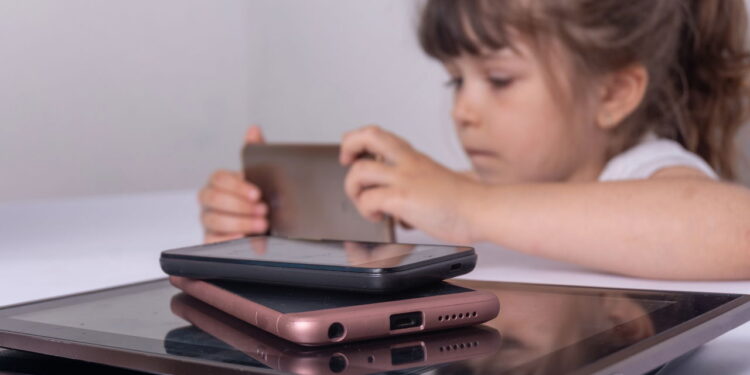 O detalhe escondido que revela a importância de olhar o celular dos filhos