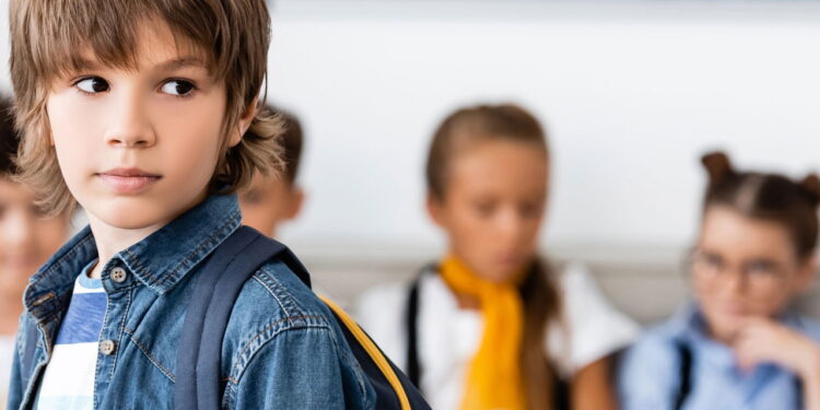 Cobrança exagerada colabora para adultização precoce, segundo psicólogos