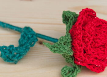 Flores de crochê são escolha certa para quem busca enfeite rápido, versátil e cheio de possibilidades