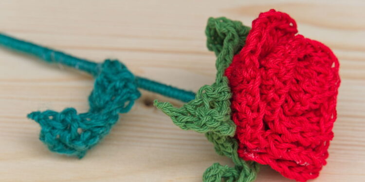 Flores de crochê são escolha certa para quem busca enfeite rápido, versátil e cheio de possibilidades
