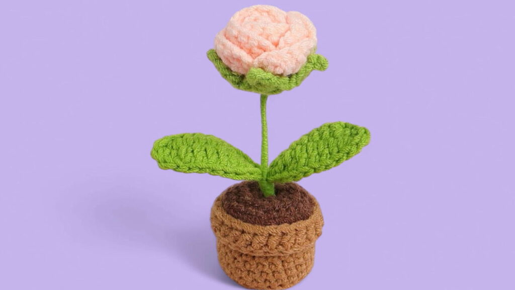 Flores de crochê são escolha certa para quem busca enfeite rápido, versátil e cheio de possibilidades