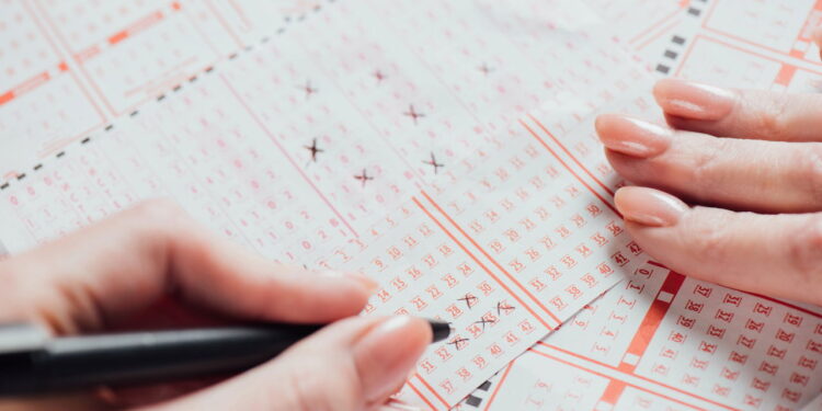 Aposta de R$ 5 transforma morador do RJ em milionário com R$ 131 milhões na Mega-Sena!