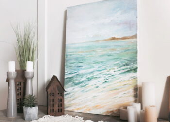 Transforme sua parede com quadros e pôsteres organizados em galeria