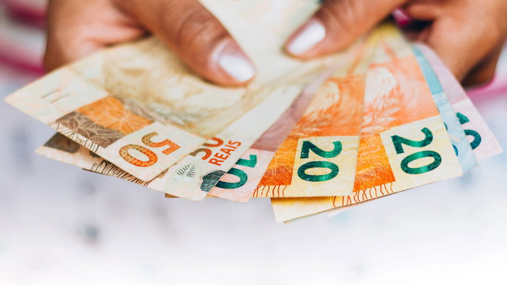 Tecnologia acessível reduz o risco de aceitar dinheiro falso no dia a dia