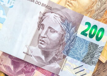 Câmera e lanterna revelam detalhes invisíveis a olho nu nas cédulas