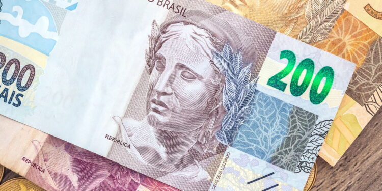 Câmera e lanterna revelam detalhes invisíveis a olho nu nas cédulas