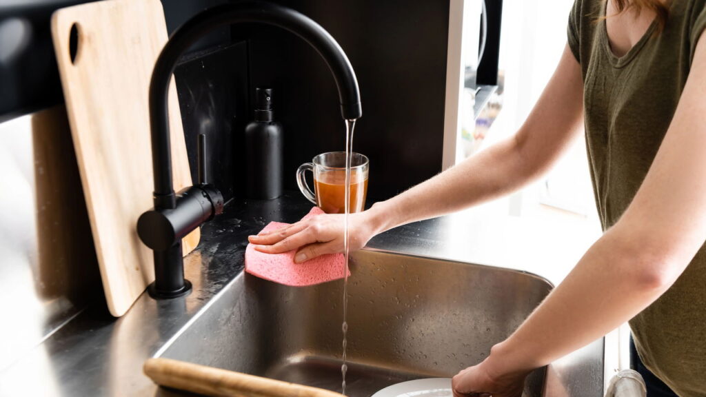 Sua conta de água pode cair muito com um detalhe invisível